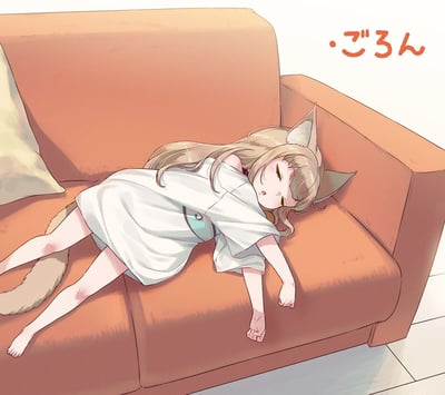 插画中一位有着狐耳和狐尾的金发少女正安详地侧卧在橙色沙发上酣睡。她穿着宽松的白色连衣裙，长发散落在沙发上，表情宁静，一只手臂自然垂落，姿态十分放松。右上角有红色的拟声词"ごろん"，模拟了熟睡时发出的轻微鼾声，整体画面充满治愈感和温馨氛围。