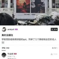 这是一张社交媒体动态截图，用户@anaKUK发布内容吐槽学校的预防跳楼讲座完全偏离主题，居然讲起了911事件，还列举跳楼去世的名人，这种牛头不对马嘴的讲座安排充满荒诞感，让人哭笑不得，动态下显示有342条评论和1条转发，引发网友对离谱校园活动的讨论。