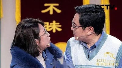 这是一张源自央视春晚表演的小品现场截图，画面中央有醒目的“不味”两个大字，成为网络上广泛流传的表情包。该词语谐音“不对味”，常被网友用来表达事情不太如意或有违预期，带有幽默和调侃的气氛。画面中人物之间的互动也为表情包增添情境感。该梗表情包适用于生活、工作等各类吐槽和调侃场合。
谐音梗提示：“不味”与“不对味”相关。