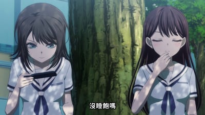 动漫《MyGO!》中的场景，展示了两位穿着水手服的少女站在一棵大树旁。左边的少女手持手机，眼神专注地看着前方；右边的少女则闭着眼睛，用手轻触脸颊，表情略显疲惫。画面底部有文字'沒睡飽嗎'，意为'没睡饱吗'，暗示右边少女可能因睡眠不足而显得困倦。