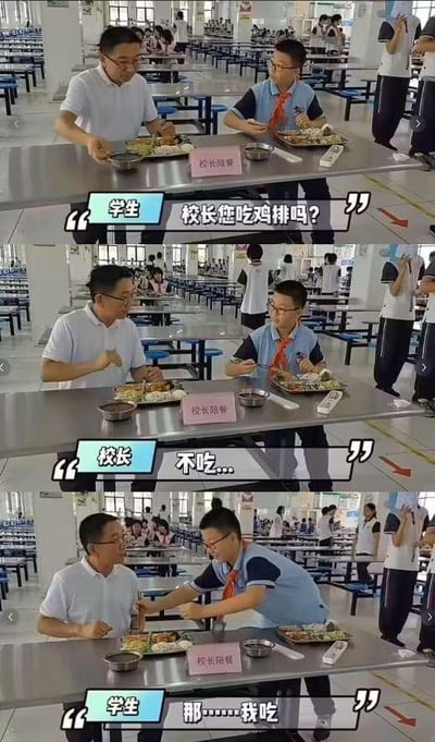 这是一组由三张图片组成的连环图，场景设定在学校食堂内，一位戴眼镜的校长与系着红领巾的小学生同桌用餐。第一张图中，小学生看向校长，一脸认真地询问“校长您吃鸡排吗？”；第二张图里，校长温和地摆手回应“不吃...”；第三张图中，小学生立刻动手将校长餐盘里的鸡排夹到自己的盘子中，说道“那……我吃”。整个情节通过对话和行为形成了搞笑的反差感，小学生看似礼貌的询问，实则是为了满足自己想吃鸡排的小心思，充满了童真的机灵，让人忍俊不禁。