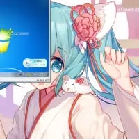 这是一张二次创作的合成图，画面右侧是身着和服、有着标志性蓝发的虚拟歌手初音未来，她的肩头趴着一只白色带粉色斑纹的小仓鼠，左手抬起，眼神明亮柔和；画面左侧拼接了Windows XP系统的经典界面窗口，将二次元可爱角色与复古电脑系统界面结合，风格清新治愈，没有双关、谐音梗或暗示内容。