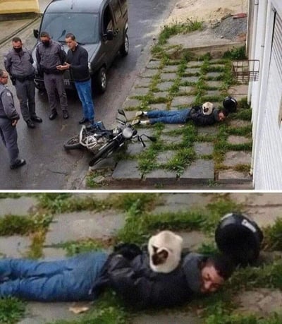 图片展示了一个交通事故现场，几名警察站在一辆黑色汽车旁，注视着躺在地上的摩托车骑手。骑手旁边倒着一辆摩托车，而引人注目的是，一只狗正安静地趴在受伤骑手的胸口上。下方特写镜头更清晰地展示了人与狗的互动，形成了一幅既严肃又略带温情的画面。