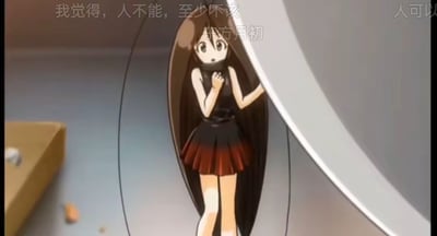 这是一张二次创作的动漫梗图，图中是国产动画《狐妖小红娘》角色东方月初的性转女性形象：她留着乌黑长发，身穿黑红渐变的无袖短裙，面露惊恐惊讶的表情，双手抬在胸前，一只手扶着身旁的大型物体边缘，呈现出被惊吓的姿态。画面上方添加了网络热梗文字“我觉得，人不能，至少不该”和“人可以”，角色头部上方标注了“东方月初”的字样，整体将性转角色与知名网络热梗结合，用来表达对某件事的震惊、难以接受的情绪，风格搞笑诙谐，没有双关或谐音梗内容。