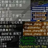 这是一张Minecraft（我的世界）多人服务器的聊天界面截图，左侧是玩家的中文发言，玩家刚得意地分享自己掌握节奏干掉骷髅的经历，紧接着就遭遇[自动矿车]爆炸，连自己也被炸到，充满反差感的突发状况营造出搞笑氛围；右侧是服务器的系统提示消息，显示<steve_zhang>、<qupansandy>等多位玩家的加入、移动与离开记录，还原了多人服务器的热闹游戏场景。