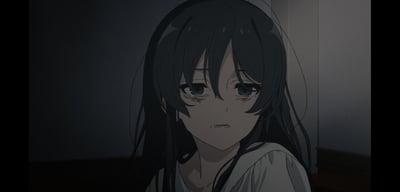 这是动画《青春猪头少年不会梦到兔女郎学姐》中的角色樱岛麻衣的截图，画面里她身处昏暗的室内，眼周带着明显的黑眼圈，眼神黯淡，神情疲惫憔悴，看起来状态很差，完美还原了熬夜后或是情绪低落时的萎靡模样。