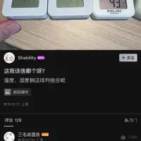 这是一张图文混排的社交媒体截图，上方是三个电子计时器的实拍照片，其中两个清晰显示数字0和437，另一个的数字被部分遮挡；下方是用户Shiaibby发布的动态，配文“这我说哪个？？ 遭重，遭重到这样排列组合吧”，表达了面对这几个数字不知该作何表述的困惑。评论区有一条评论“三毛流浪记”，玩了数字谐音梗，将0、3、7联想为“三毛”，呼应了动态里的“排列组合”，增添了搞笑效果。