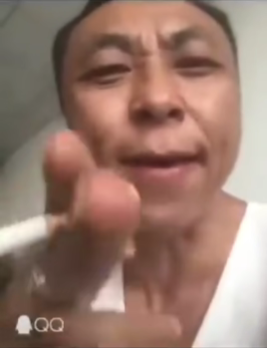 这是一张神鹰哥（神鹰黑手哥）的近距离特写截图，画面中神鹰哥皱起双眉、眯起双眼、嘴巴微张，向镜头方向伸出手，是神鹰哥流传很广的梗图素材，整体画质偏模糊，左下角带有平台图标水印，图中没有额外配文。