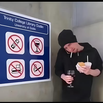 图片中显示一名戴着黑色针织帽和黑色连帽衫的男子站在都柏林圣三一学院图书馆的指示牌旁，同时违反了牌上的所有四项规定：正在打电话、手持酒杯、吃汉堡以及吸烟。这种夸张的违规行为形成了鲜明的幽默对比，突显了对规则的公然无视。
