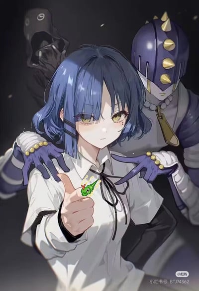 插画中呈现一位蓝发少女，她有着黄色的眼睛和白皙的皮肤，穿着白色衬衫，领口系着黑色蝴蝶结。少女表情平静，正向前伸出拇指，拇指上站着一个带有红色触角的绿色小生物。在她身后，有一个身穿紫色装甲、头戴尖刺头盔的角色，双手搭在少女的肩膀上。背景中隐约可见一个骷髅头，整体画面呈现出神秘而略带暗黑的氛围。