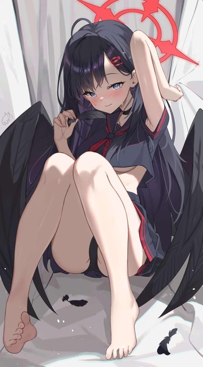 一张动漫风格插画，描绘了一位具有恶魔特征的少女。她有着黑色长发，发间别着红色发卡，蓝色眼眸，面带娇羞的微笑。少女穿着深色水手服，领口系着红色领巾，露出纤细的腰部。她身后有黑色蝙蝠翅膀，右手拿着一根羽毛，左手抬起放在脑后，双腿交叉坐在地上。背景中有白色窗帘和一个红色的五角星图案。整体画面色调偏冷，但通过少女的红晕和红色装饰增添了温暖感。