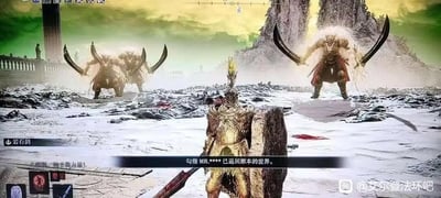 游戏《艾尔登法环》的战斗场景截图，画面中央是一名身着黄金铠甲的战士，手持剑盾伫立在冰雪覆盖的废墟战场上，正面对峙三名挥舞巨型弧形刀刃的敌方战士。背景可见残破的石柱、嶙峋的岩石构造与黄绿交织的戏剧性天空，营造出荒凉而壮阔的史诗氛围。屏幕底部文字提示玩家“幻指MR.****已返回原本的世界”，暗示 multiplayer 模式中其他玩家已退出当前会话。