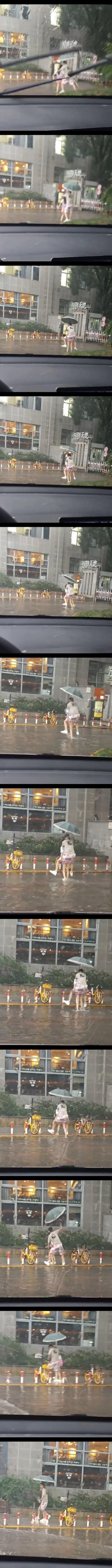 这是一组从车内视角拍摄的雨天连环抓拍图，画面中男生贴心背着女生在积水的路面行走，想要带女友避开积水路段，结果脚下打滑，两人一起摔倒在积水中，场面既好笑又带着些许狼狈，是真实生活里的突发糗事瞬间。
没有双关、谐音梗或暗示内容。