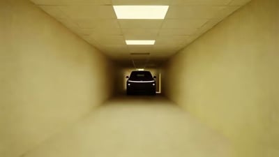 整张图为典型的后室（Backrooms）怪核风格创作，画面呈现一条狭长且完全封闭的暖黄色走廊，墙面、地面、天花板均为无装饰的统一浅黄色材质，天花板上均匀嵌入方形发光顶灯提供照明，在走廊尽头的深处停放着一辆黑色新能源汽车，车头的贯穿式日间行车灯处于点亮状态，整个场景违背现实逻辑，怪诞诡谲，充满超现实的违和感。
