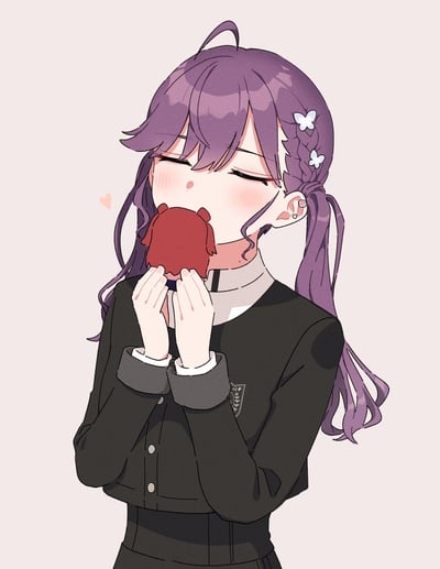 这是一幅原创二次元插画，画面中的紫发双马尾少女闭着双眼，脸颊泛起红晕，双手捧着一个红色的小玩偶凑到嘴边，旁边还有一颗小巧的爱心，神态娇软害羞。少女的头发上点缀着白色蝴蝶发饰，身着深色制服风格上衣，整体画面氛围甜美治愈，充满了软萌的少女感。