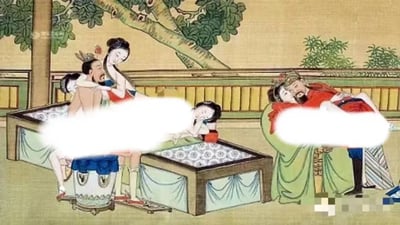 这幅图片采用中国传统工笔画风格，描绘了古代宫廷中的沐浴场景。画面中有几位身着古装的人物，包括帝王和宫女，他们围绕着两个长方形的沐浴容器活动。背景中有树木和栏杆，呈现出典型的中国古典园林元素。图片中有部分区域被白色块遮挡，可能是为了遮盖敏感内容。