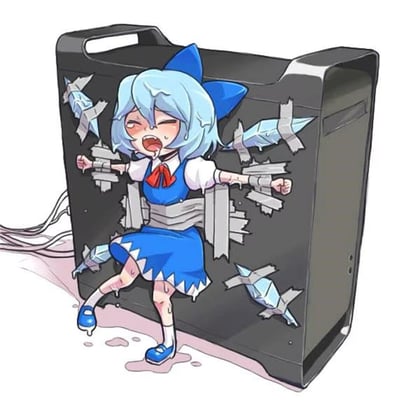 插画中东方Project的冰妖精琪露诺被强行塞进黑色电脑机箱，身体被银色胶带紧紧捆绑，四肢和身体周围的机箱外壳已被撑裂，露出尖锐的冰碎片。她蓝发凌乱，双眼紧闭，嘴巴大张作痛苦尖叫状，脸颊泛着红晕，嘴角似乎还有口水流出。机箱侧面伸出几根杂乱的电线，底部有疑似融化的水渍。整体画面通过可爱角色与机械物品的反差制造出搞笑又心疼的效果。