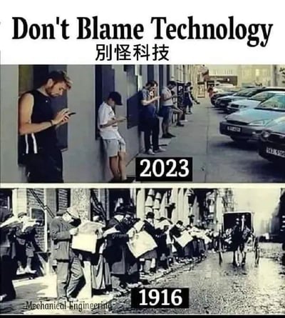 这是一张上下拼接的对比图，上图呈现2023年的城市街道场景：一排年轻人靠墙站立，全部低头专注于手中的智能手机，身旁是停放的现代汽车；下图则是1916年的街道老照片：一排人同样靠墙站立，低头看着手中的报纸，街道上是马车。图的顶部配有中英文文字“Don't Blame Technology 别怪科技”，通过两个时代高度相似的场景，调侃人们沉迷于当下信息载体的行为从未改变，并非现代科技带来的新问题，只是信息载体从报纸变成了手机。
