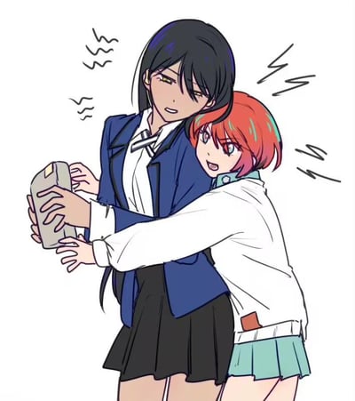 画面呈现了两位身着校服的女学生的互动场景：黑发女生身穿蓝白西装款校服，双手紧紧护着一个餐盒，脸上露出紧张抗拒的神情，身体旁的抖动线条凸显出她的不安；红发女生则穿着白上衣搭配浅蓝百褶裙的校服，从身后环抱住黑发女生，伸手去抓对方手中的餐盒，脸上带着兴奋又强势的表情，似乎在调皮地争抢这份食物，整体氛围充满校园里的活泼感，是带有百合向暗示的校园日常小互动。