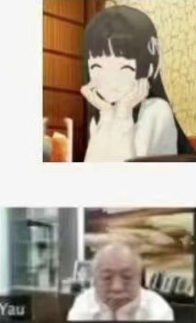 图片分为上下两部分，上半部分是一个动漫少女双手托腮，面带微笑，背景是木质家具和装饰画；下半部分是一个现实中的中年男性做出相同的双手托腮姿势，背景是室内环境。通过对比展现了动漫中可爱姿势在现实中可能呈现的不同效果，带有幽默搞笑的意味。