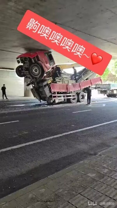 图片是一辆大货车在桥下因未注意高度限制，导致车头被顶得高高翘起。现场情况看起来夸张搞笑，像杂技一般。画面上附有“躺唧唧唧唧~❤️”的卡通配文，加重了荒诞、无奈与幽默气氛，十分适合表达“失败”、“出其不意翻车”等网络语境。该配字也有撒娇卖萌的谐音成分，配合事故画面形成冲突感，使表情包更有传播力。