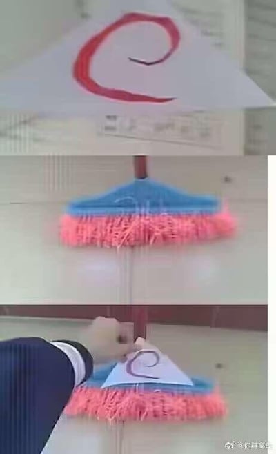 这是一组由三张图组成的连环趣味图：第一张图展示了一张白纸上用红色画笔绘制的字母C；第二张图呈现了一把蓝顶粉毛的日常扫帚；第三张图则是将画有字母C的纸张放置在扫帚刷头的上方，从特定的拍摄角度看去，扫帚的杆恰好填补了字母C的空缺部分，让纸上的C看起来像是一个完整的、与扫帚杆结合的图案，利用视觉错位制造出有趣的视觉错觉，没有谐音或双关梗，是一个简单的生活创意小玩法。
