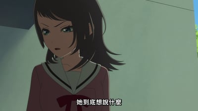 图片为动漫《MyGO!》中的场景截图，画面中是一位穿着深红色水手服的女生，她有着黑色中长发和绿色眼睛，表情略带疑惑和思索，背景是浅色墙壁和部分蓝天。图下方有白色字幕：“她到底想說什麼”，展现了角色对他人意图的困惑情绪。