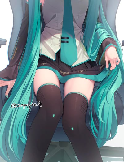 这是一幅虚拟歌手初音未来的同人插画，画面聚焦于角色的上半身至腿部区域，初音坐在办公椅上，标志性的青绿色长发自然垂落，身着经典的公式服：灰黑拼接外套搭配白色内搭、带有黑色束带的青绿色领带，下身是带有装饰细节的短裙，搭配带有发光小方块标识的深色过膝长袜。整体画风细腻柔和，色彩清新还原角色的经典配色，展现出静谧的氛围。