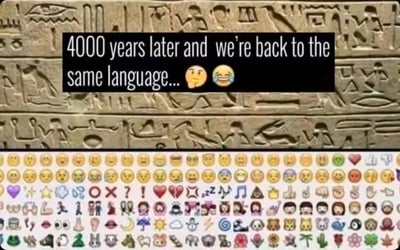 这张图是一张搞笑对比类网络梗图，整体采用上下对比的排版：1. 上半部分是古埃及的象形文字石刻，这类文字以具象的图形符号来承载表意功能，是古埃及文明特有的古老文字形式；2. 中间位置有一个黑色背景的文字加注框，原文为英文“4000 years later and we're back to the same language...”，翻译成中文是“4000年后，我们又用回了同样的语言...”，同时搭配了一个尴尬脸emoji和一个笑哭脸emoji，传递出调侃的情绪；3. 下半部分是一整版密密麻麻的现代社交平台与通讯软件中常用的emoji表情集合，涵盖了人脸情绪表情、动物、日常物品、自然现象、符号手势等多种类型的图形化表情符号。这张梗图的核心笑点在于玩了“文字形式回归”的对比梗：古埃及象形文字和现代emoji都是以图形符号来传递信息、表达情绪或表意，借此调侃现代网络交流中人们大量使用emoji沟通的行为，仿佛回到了4000年前使用象形文字的时代，用幽默的方式展现了网络交流方式的趣味性变化。