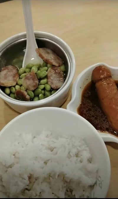 这是一份朴实的家常简餐，包含一碗白米饭、一碗毛豆蒸香肠，还有一份浸在深色卤汁里的卤香肠，菜品简单下饭，适合作为日常的午餐或晚餐，没有双关、谐音梗等特殊内容。