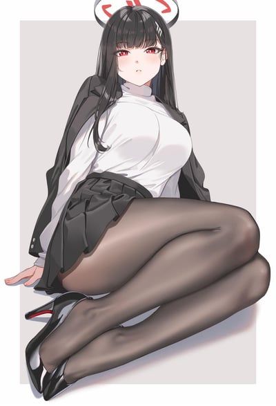 这是一张《蔚蓝档案》角色调月莉音的同人插画，画面中调月莉音有着黑色长发与红色眼眸，头顶带有游戏中标志性的光环，身穿白色高领内搭、黑色外套、黑色百褶短裙，搭配黑色丝袜与红底黑色高跟鞋，正以优雅的坐姿看向镜头，脸颊略带红晕，神情羞涩温婉，整体画风精致细腻，突出了角色的柔美气质。