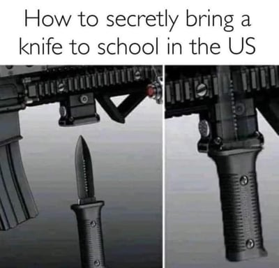 这是一张讽刺美国校园枪支暴力问题的梗图，上方配文为英文“How to secretly bring a knife to school in the US”（如何在美国偷偷带刀去学校）。左侧图展示一把匕首被巧妙伪装成步枪的前握把，悬挂在步枪下方；右侧图则呈现这个“握把”的正常形态——一个普通的步枪垂直握把。
这张图通过视觉伪装的反差感，讽刺美国校园枪支问题的严重性：由于校园内枪支泛滥，人们对枪支及相关配件的关注度远低于刀具，将刀具伪装成枪支配件就能轻松“蒙混过关”，放大了美国社会枪支问题的荒诞性。