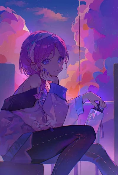 这是一幅风格化的原创插画，画面里一位粉紫发色的少女坐在天台上，手肘撑在膝盖上，一只手轻托脸颊，另一只手握着水瓶，眼神温柔恬静地望向前方。背景是被粉紫色、橙红色晕染的黄昏云霞，细碎的星点点缀在画面各处，整体氛围梦幻治愈，仿佛在享受傍晚天台的宁静时刻。