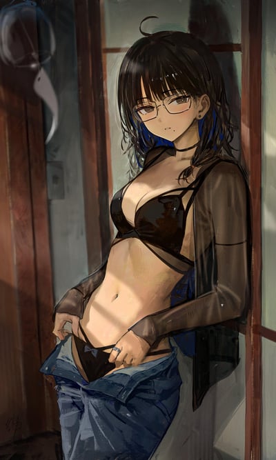 这是一幅风格化的二次元原创插画，画面中一位戴着细框眼镜的黑发少女靠在木质窗框边，发梢带有蓝色挑染，脸颊泛着淡淡红晕，眼神慵懒柔和。她身着黑色内衣，外搭一件敞开的深色薄外套，正将牛仔裤往下褪，露出线条纤细的腰腹。背景里的风扇与木质窗框增添了生活化的氛围，光影刻画细腻，整体氛围慵懒又带着些许暧昧的气息，没有双关、谐音梗或暗示内容。