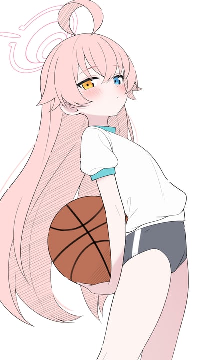 这是一张《蔚蓝档案》的原创同人插画，图中角色为小鸟游星野，她有着标志性的粉色长发、异色瞳（左眼暖黄右眼浅蓝），头顶带有粉色的光环和环形呆毛，身穿白蓝配色的体操短袖与灰色体操短裤，双手抱着棕色篮球，脸颊泛起红晕，回头看向镜头，神态羞涩又软萌，整体画风清新简洁。图中没有双关、谐音梗或暗示内容。