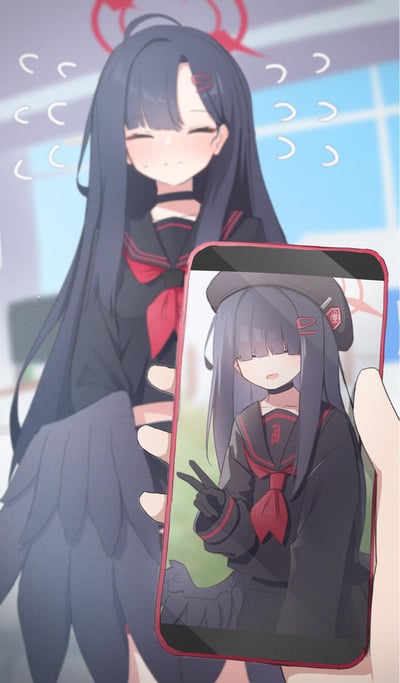 图中是一位动漫风格的黑发少女，头上有红色的小角，身穿黑色水手服搭配红色领结。她闭着眼睛，面带微笑，脸颊泛着红晕，周围有表示开心的波浪线特效。少女正手持一部红色边框的智能手机，手机屏幕上显示着她的另一张自拍照片，照片中的她戴着帽子，比着剪刀手。背景看起来像是一个明亮的教室，有蓝色的窗户。