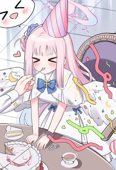 这是一张《蔚蓝档案》的同人插画，画面中的圣园弥香戴着粉紫条纹生日帽，身着带有星月、天使翅膀元素的白色礼服，双手撑在桌边，闭着双眼露出害羞泛红的神情，正被一只手用叉子喂食。桌上摆放着印有弥香头像的生日蛋糕、切好的蛋糕块与一杯饮品，周围散落着彩色的派对彩条，还有一个带着开心眯眼表情的对话气泡，整体氛围温馨治愈，充满生日派对的欢乐感，呈现出十分暖心的互动场景。