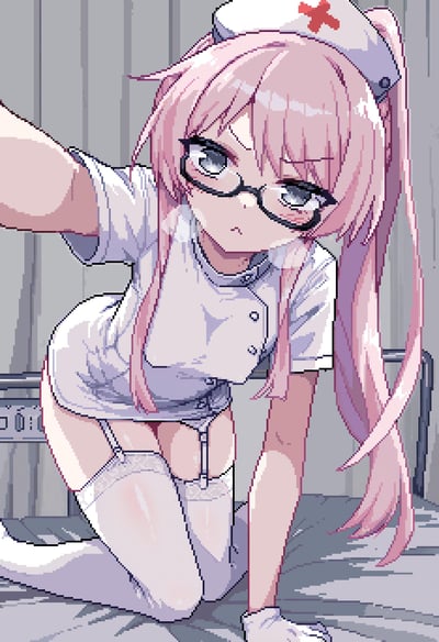这是一幅像素风格的原创二次元插画，画面主体是一位留着粉色长马尾、佩戴黑框眼镜的护士少女。她身着短款白色护士服，搭配吊袜带与白色长筒袜，头戴带有红十字的护士帽，单膝跪地，一只手向前伸出，眼神清冷平静，背景是简洁的类似病房的室内场景。整体画风软萌细腻，同时带着一丝禁欲感，图中没有双关、谐音梗或暗示类内容。