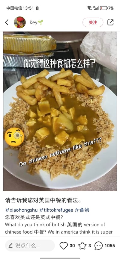 这是一张小红书平台的用户帖子截图，用户Key发布了一份英国本地化的“中餐”照片：一盘炒饭上浇了咖喱炖豆腐，还在顶部叠了炸薯条，搭配了一个疑惑嫌弃的emoji。图中配文“你觉得这种食物怎么样？”和英文“Do chinese netizens like this??? ”，帖子正文询问大家对英国中餐的看法，还发起投票式提问“您喜欢美式还是英式中餐？”，同时以美国网友的视角表示“我们美国人觉得这种英国中餐很离谱”，引发关于海外改良中餐的讨论，没有双关、谐音梗等内容。对于这类海外改良中餐，它是为贴合当地人口味诞生的融合料理，和传统中餐差异较大，美式与英式中餐都是海外中餐本地化的不同分支，各有地域特色，接受度因人而异。