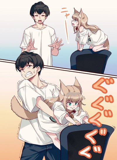 这是一幅两格漫画，描绘了一个黑色短发男生与猫耳少女的互动场景。上格中，男生面露慌张，双手举起作防御状，而猫耳少女正从椅子上探身出来看他，旁边有「ニャ」(猫叫声)的拟声词。下格中，猫耳少女已经扑到了男生背上，男生表情痛苦地支撑着她，背景有表示动作的橙色箭头。整幅画采用了典型的日式动漫风格，色彩清新明快。