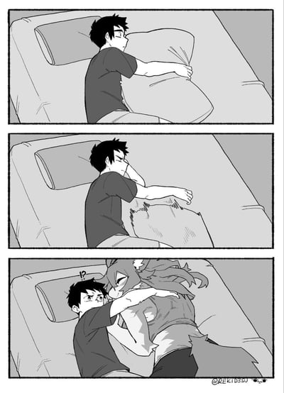 这是一组三格黑白连环卡通漫画，讲述了一个有趣的反转小故事：
1. 第一格：戴眼镜的男生坐在床上，伸手准备抱身前的枕头；
2. 第二格：男生用力将枕头按下去，枕头表面出现褶皱；
3. 第三格：原本枕头的位置突然出现一位兽耳娘，她一把抱住男生，男生露出十分惊讶的表情，头上出现了表示疑惑与震惊的「!?」符号。
整个情节通过制造反差带来温馨又搞笑的效果，没有双关或谐音梗，核心是意外的小惊喜。