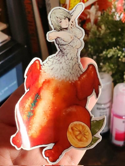 这是一张创意贴纸，展示了一个独特的人鸡混合角色。上半身是一位有着灰色短发、冷峻表情的少女，她穿着白色羽毛裙，姿态优雅地单手叉腰，另一手举过头顶。下半身则是一只完整的烤鸡，有着诱人的橙红色鸡皮，点缀着绿色香草和一片柠檬片。整个贴纸被一只手拿着，背景是模糊的室内环境，可以看到一些植物和物品。这种将人类形象与食物结合的创意设计，展现了独特的视觉幽默和艺术想象力。