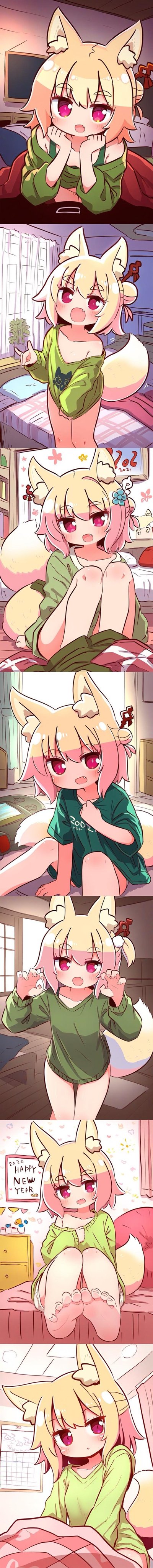这是一组由7张竖版插画拼接而成的超长图，展示了画师ながユー原创的狐狸兽耳角色「けもみみちゃん（kemomimi酱/兽耳酱）」的居家日常：托腮歪头露出软萌表情、站着比耶、抱膝坐在床上、模仿兽爪的可爱手势、在床上玩闹等，每个画面都将角色的元气软萌展现得淋漓尽致。背景是温馨的卧室、客厅等居家空间，部分画面带有「2021」「HAPPY NEW YEAR」的新年装饰，整体风格为日系治愈可爱风，无谐音梗或双关内容，主打软萌治愈的氛围。