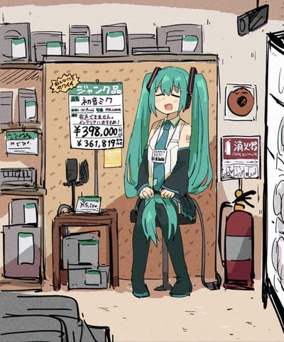 这幅插画将虚拟歌手初音未来设定为二手店里的废品商品，她被摆在货架前，旁边的价签标注她“无法发声，适合作为室内装饰”，原价398000日元，现价361819日元。初音闭着双眼，嘴巴张开，露出迷糊又无奈的神情，双手抓着自己的长发，整个场景充满反差感，用搞笑的方式玩了“虚拟歌手失去发声能力就失去核心功能”的梗，周围是典型的日本二手电器店环境，还有其他二手商品和消防设施。