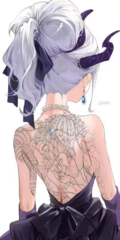 这是一幅风格精致的二次元原创插画，画面主体是一位背对镜头的银发少女：她的银白长发被深色蝴蝶结束成蓬松高马尾，头顶伸出带有紫色纹路的黑色恶魔角；身着露背深色礼服，露出覆盖整个背部的日式传统风格纹身，纹身包含海浪、佛像等细腻线条的元素；搭配镶嵌蓝色宝石的耳饰与颈链，整体造型将暗黑恶魔气质和华丽精致的礼服、充满力量感的纹身结合，营造出冷艳又反差感十足的视觉效果。