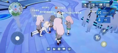 游戏场景中，几位身着灰色校服的动漫风格少女角色正在互动。画面中央有一位粉色长发角色似乎摔倒在地，周围其他角色俯身查看或站立围观。屏幕上方显示角色名称“星川样子”及对话文本“我将凝视137光年之外的星海”，左侧有迷你地图，右侧分布“对战入口”“赛事”等功能按钮。整体场景呈现蓝紫色调的科技感平台，推测为游戏中的社交或休闲区域。