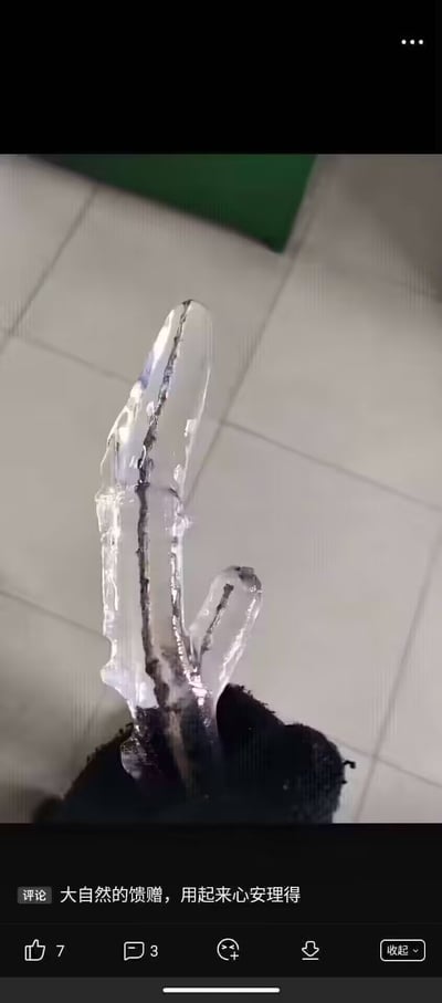 图片展示了一块冰块，看起来酷似手指（尤其是竖起拇指手势），而且整体造型有暗示和双关的意味，容易联想到某种特定的生活用品或情趣物品。配合底部评论“用起来安心安理得”，进一步强化了幽默和暗示效果。整张图充满了自然奇观加网络梗的恶搞氛围。