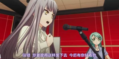 图中展示了一个室内场景，背景是红色方格墙面和天花板的吸音板。前景有两位动漫少女，左侧为主角，拥有银灰色长发和黄色瞳孔，穿着白色衬衫，右手握拳放在胸前，表情严肃且嘴巴微张，似乎在训斥或强调某事。右侧是一位蓝绿色短发少女，站在黑色麦克风支架后方，眼神略带担忧地看着前方。画面底部有紫色字幕：'没错 你要是再这样废下去 今后有你好看的'，整体氛围带有紧张感和说教意味。