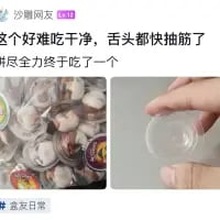 这是一张来自微博的社交媒体截图，采用左右分栏的形式呈现：左侧是一堆外壳坚硬、难以剥离的食物，右侧是一只手拿着一个已经被剥干净的透明空壳；配文“这个好难吃干净，舌头都快抽筋了 用尽全力终于吃了一个”，用夸张的语气吐槽该食物剥取难度极大，需要动用舌头费力处理，搞笑地展现了吃这类食物的崩溃与无奈，容易让有类似经历的网友产生共鸣。