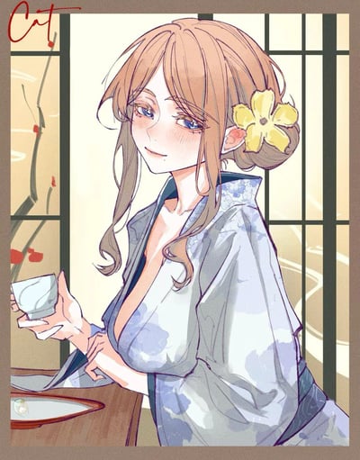 这是一幅风格化的卡通插画，画面中一位浅棕卷发的少女将头发挽起，用黄色花朵发饰固定，几缕卷发垂在脸颊旁，她身着带有淡蓝花纹的和服，正手持一只茶杯，脸颊带着淡淡的红晕，眼神温柔，嘴角含笑，背景是日式格子窗，窗旁有带红色花苞的枝条，整体氛围温馨柔和，传递出一种闲适的日式茶歇感，没有双关、谐音梗或暗示内容。
